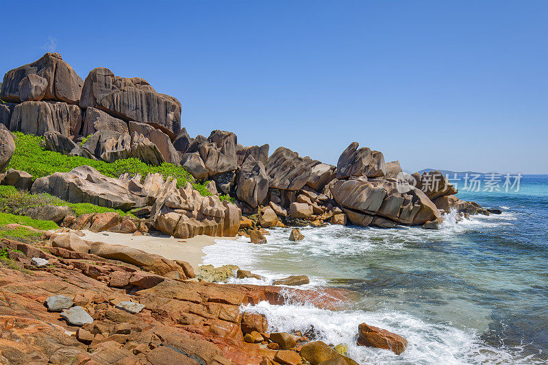 热带海滩Anse Songe与典型的花岗岩岩层在La Digue岛，花岗岩塞舌尔，群岛国家在印度洋